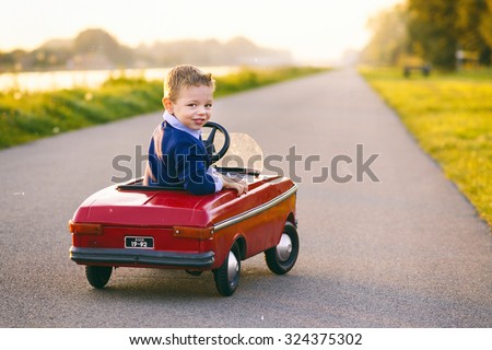 child learns to drive the car