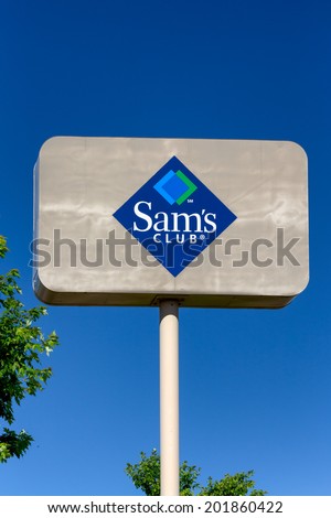 BLOOMINGTON, MN/USA - JUNE 21, 2014: Sam's Club exterior sign. Sam's ...