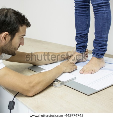 podiatrist làm việc với bóng đá