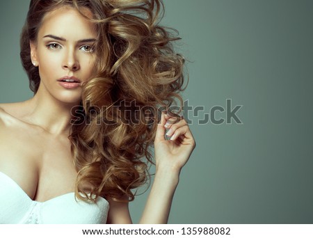 ảnh thời trang làm đẹp tóc vàng với tự nhiên make-up