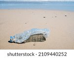 Small photo of Photograph that illustrates the incitement of vacationers who throw garbage and plastic on the beach, dirtying and polluting it.