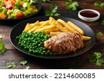 English Pub Classic Hunters Chicken with green peas and potato fries