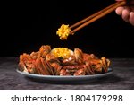 steamed chinese mitten crab, shanghai hairy crab close up on plate(大闸蟹）