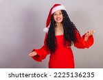 brazilian black woman, wearing christmas clothes, merry christmas, smiling, welcome.