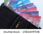 Bills sticking out of a wallet image - Free stock photo - Public Domain ...