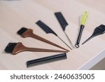 Cosmetic brush for hair coloring