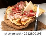 Small photo of Vassoio con guanciale, coppa, prosciutto, formaggio e pane carasau, cibo italiano