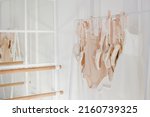 Clothing rail with pointes ...